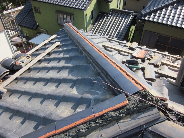 長久手市にて台風・強風被害による倒壊寸前の棟瓦の修繕工事、積み直し工事の施工を完了していく様子を紹介